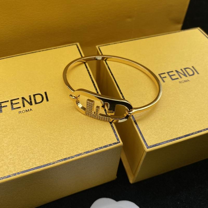 Fendi bracelet 10lyr3